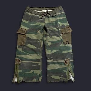 Y2K Vintage Riley Low Rise Camo Cargo Capri Sweatpants